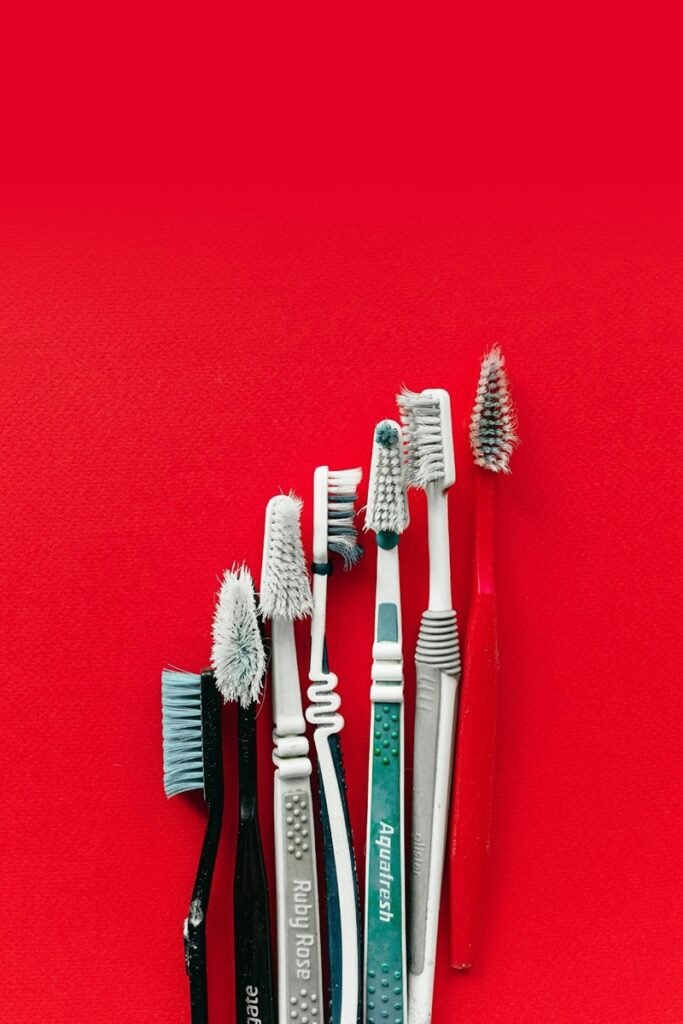 Toothbrush bristles with varying lengths and angles