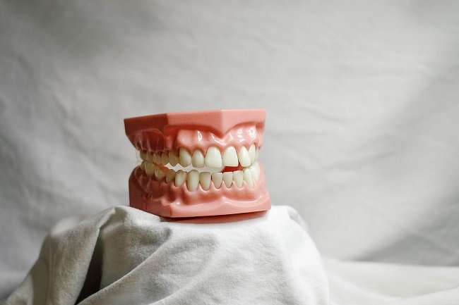 Using adhesives for dentures