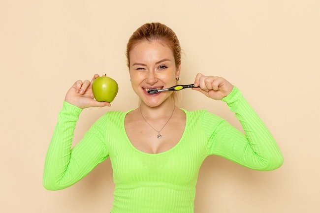 girl following the healthy routine for teeth
